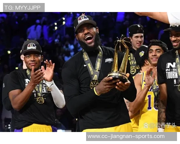 詹姆斯谈园区生活：团结一致的我们更有决心争夺总冠军