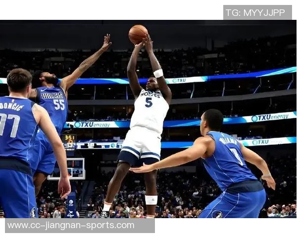 爱德华兹半场表现亮眼10投4中贡献15分3助攻罚球全中助球队争取胜利