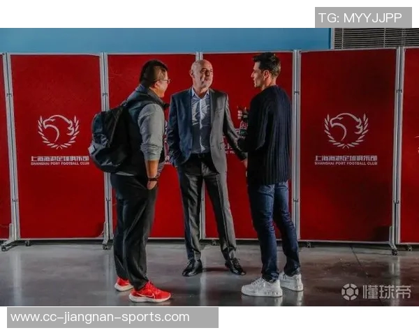 前外援奇塔迪尼今日重返海港俱乐部探望昔日教练和队友情谊依旧